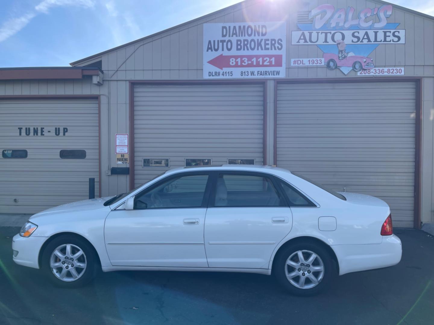 2002 Alpine White /Tan Toyota Avalon XLS (4T1BF28B42U) with an 3.0 V6 engine, AT transmission, located at 813 E Fairview Ave, Meridian , ID, 83642, (208) 336-8230, 43.618851, -116.384010 - Photo#1